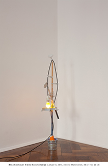 Anna Fasshauer  Kleine Kruschellampe (Lampe 1), 2013, diverse Materialien, 30 x 115 x 20 cm